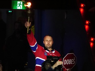 Bývalý slovenský hokejový brankár Montrealu Canadiens Jaroslav Halák nesie pochodeň pred zápasom Montreal - Carolina.