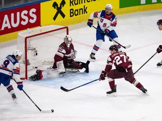Americký hráč Ryan Leonard (vľavo) sa pokúša skórovať počas zápasu základnej A-skupiny Lotyšsko - USA na MS v ľadovom hokeji v Zürichu