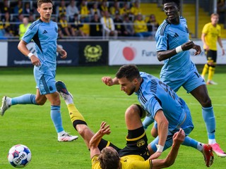 Villiam Granath (Mjällby), Mykola Kukharevych (Slovan) a zľava hore Artur Gajdoš (Slovan) a Alasana Yirajang (Slovan) počas prvého zápasu 3. predkola Ligy majstrov.