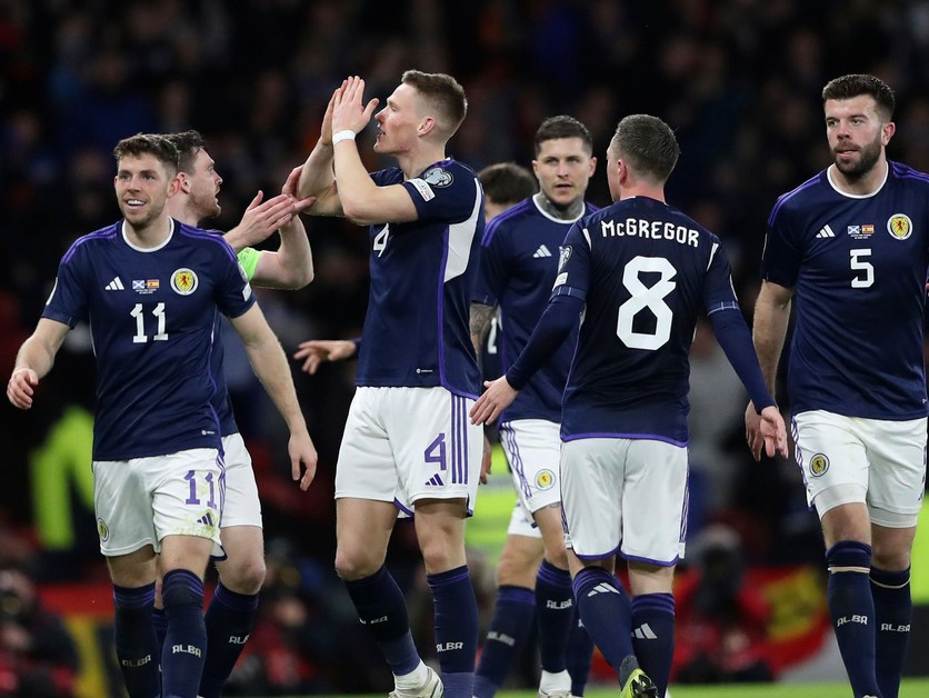Radosť futbalistov Škótska po góle Scotta McTominaya (v strede).