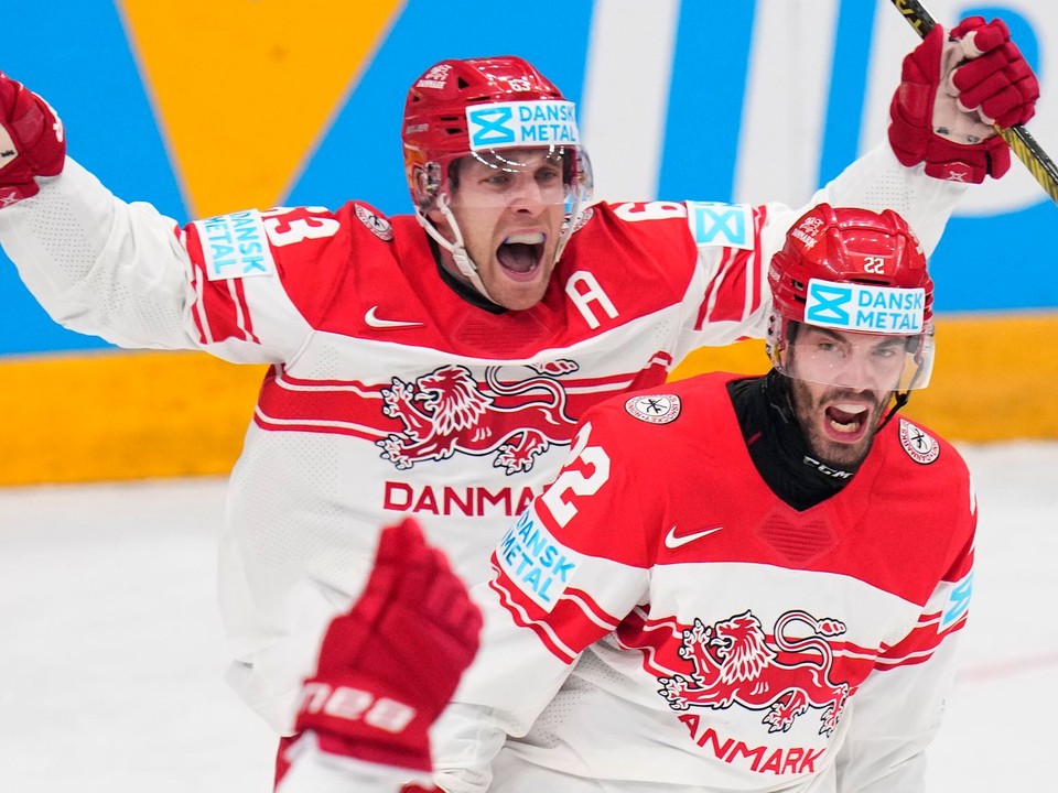 Dánsky hokejista Markus Lauridsen (vpravo) sa teší z gólu v zápase proti Rakúsku. 