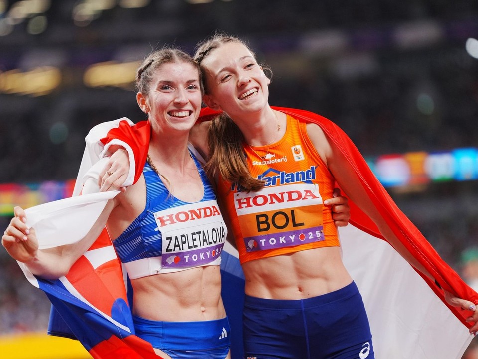 Emma Zapletalová a Femke Bolová po finále v behu na 400 m cez prekážky na MS v atletike 2025.