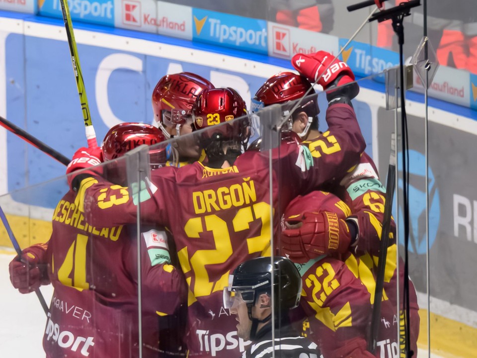 Hokejisti Trenčína oslavujú gól.