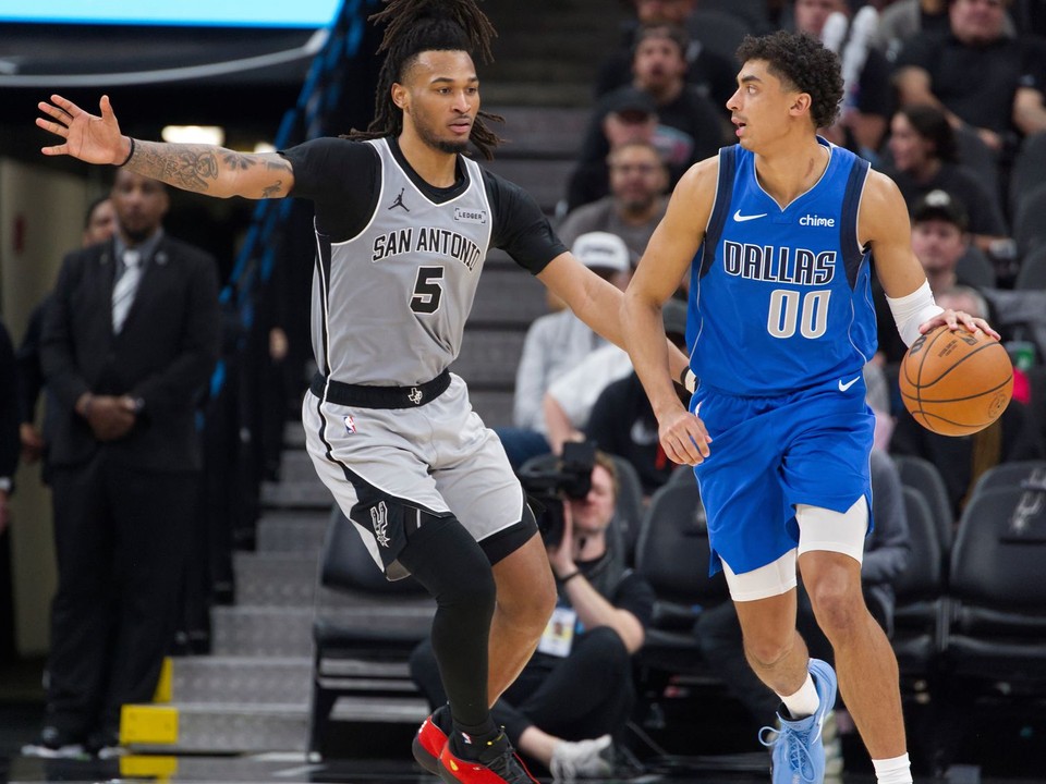 Max Christie v drese San Antonia