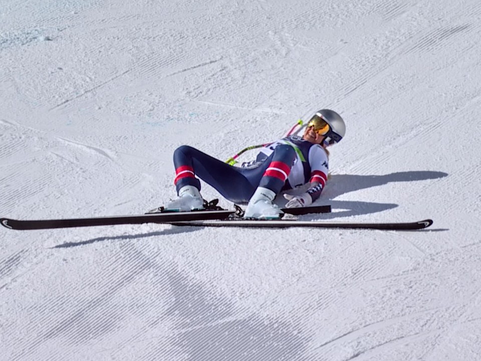 Lindsey Vonnová leží po páda počas zjazdu na ZOH 2026.