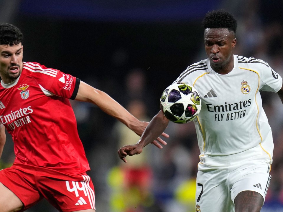 Hráč Real Madrid Vinícius Júnior (vpravo) a hráč Benfica Tomás Araújo bojujú o loptu.
