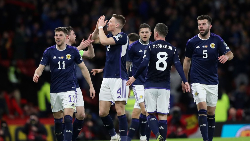 Radosť futbalistov Škótska po góle Scotta McTominaya (v strede).