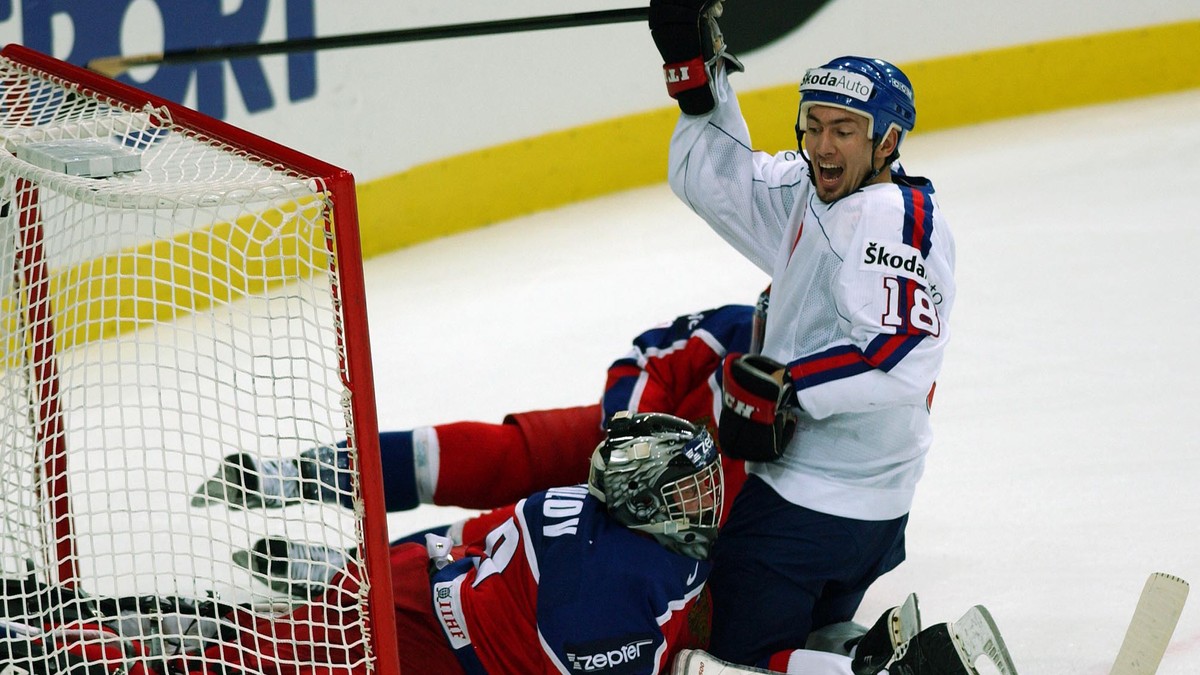 Miroslav Šatan sa teší po strelenom góle vo finále Slovensko - Rusko na MS v hokeji 2002.