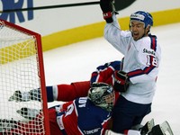 Miroslav Šatan sa teší po strelenom góle vo finále Slovensko - Rusko na MS v hokeji 2002.