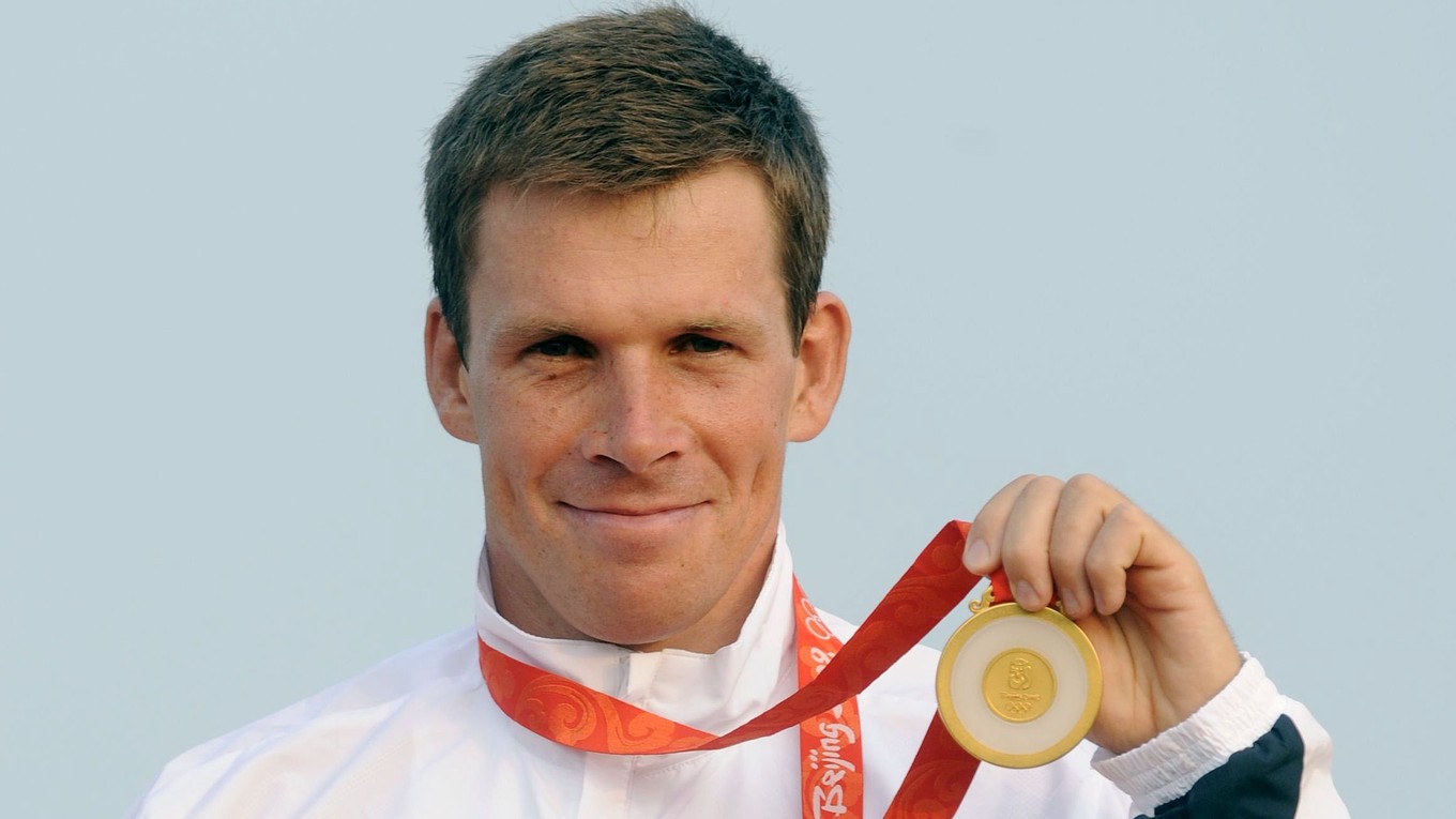 Michal Martikán pózuje so zlatou medailou po triumfe na OH 2008 v Pekingu. 