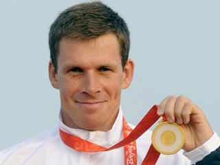 Michal Martikán pózuje so zlatou medailou po triumfe na OH 2008 v Pekingu. 