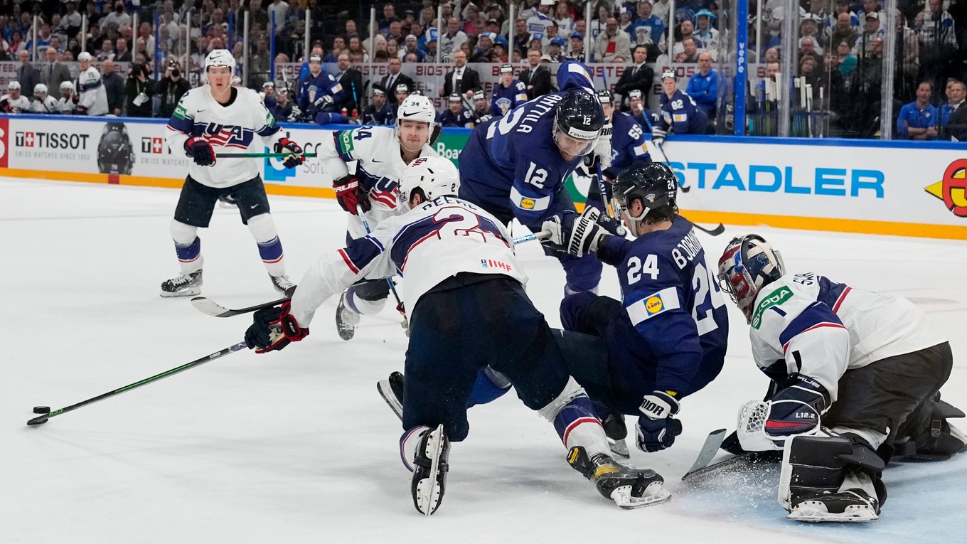Momentka zo zápasu Fínsko - USA v semifinále MS v hokeji 2022.