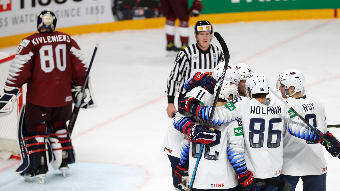 Američania sa tešia po strelenom góle v zápase USA - Lotyšsko na MS v hokeji 2021.
