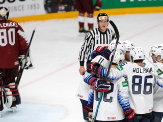 Američania sa tešia po strelenom góle v zápase USA - Lotyšsko na MS v hokeji 2021.