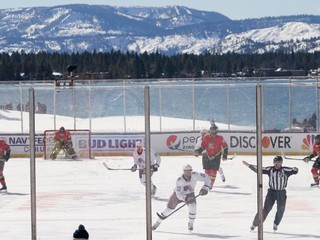 NHL ponúkla hokej v prekrásnej divočine. Lahôdka sa zmenila na katastrofu