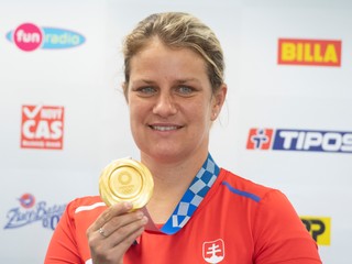 Zuzana Rehák Štefečeková so zlatou medailou z LOH Tokio 2020 / 2021.