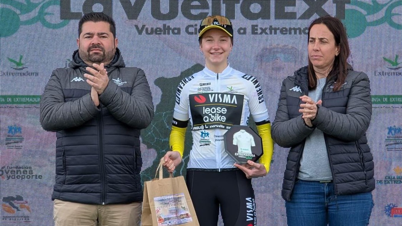 Viktória Chladoňová v bielom drese na pretekoch Vuelta a Extremadura 2025.