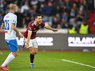 Dávid Hancko sa teší z gólu v drese AC Sparta Praha.