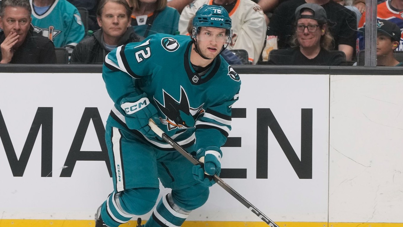 William Eklund (72) počas hokejového zápasu NHL proti tímu Edmonton Oilers.