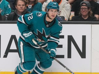 William Eklund (72) počas hokejového zápasu NHL proti tímu Edmonton Oilers.