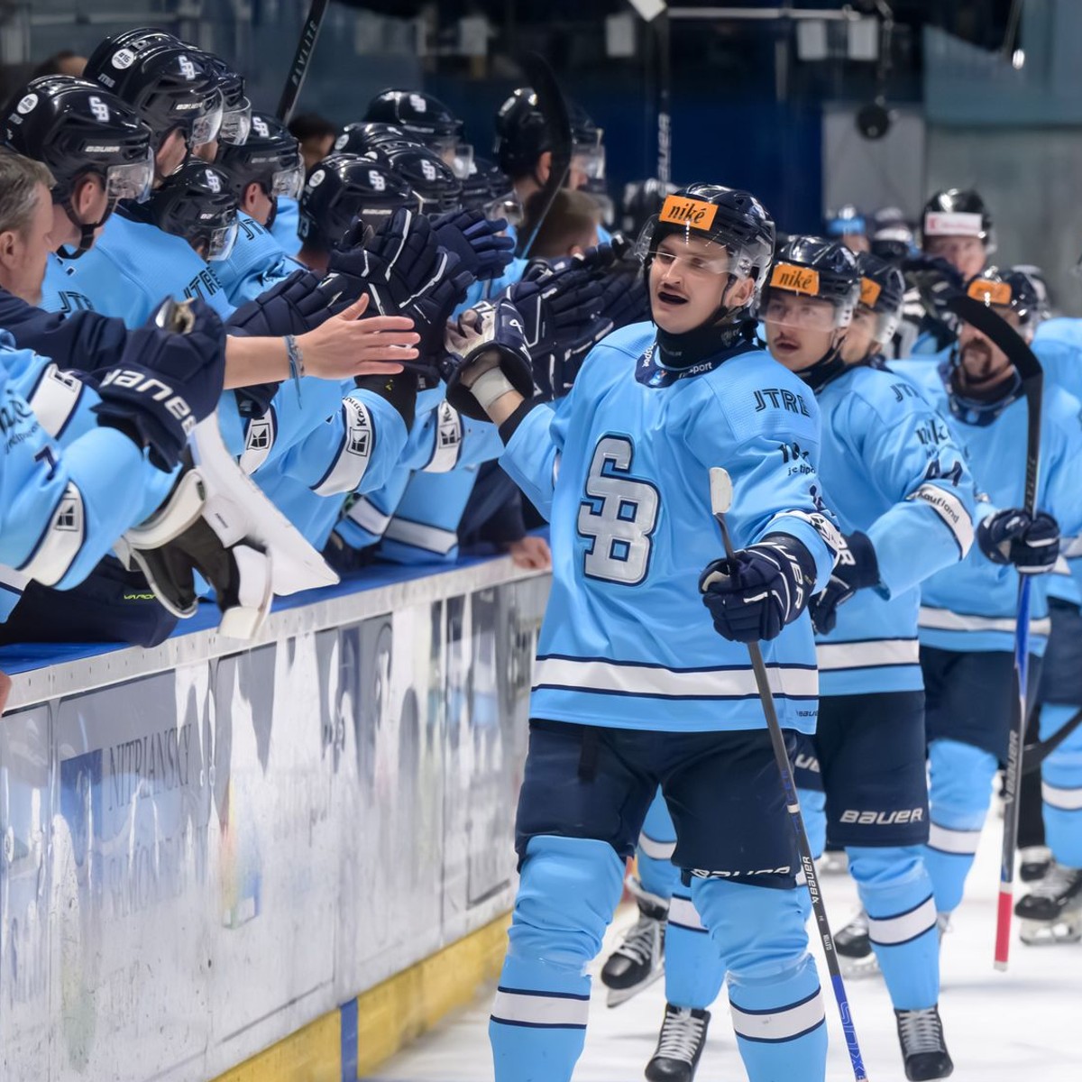 Radosť hráčov Slovana po góle v druhom zápase finále proti HK Nitra.