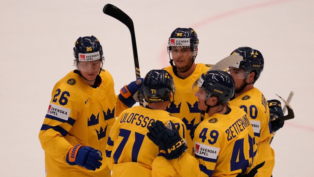 Radosť švédskych hokejistov počas zápasu Nemecko - Švédsko na MS v hokeji 2024. 