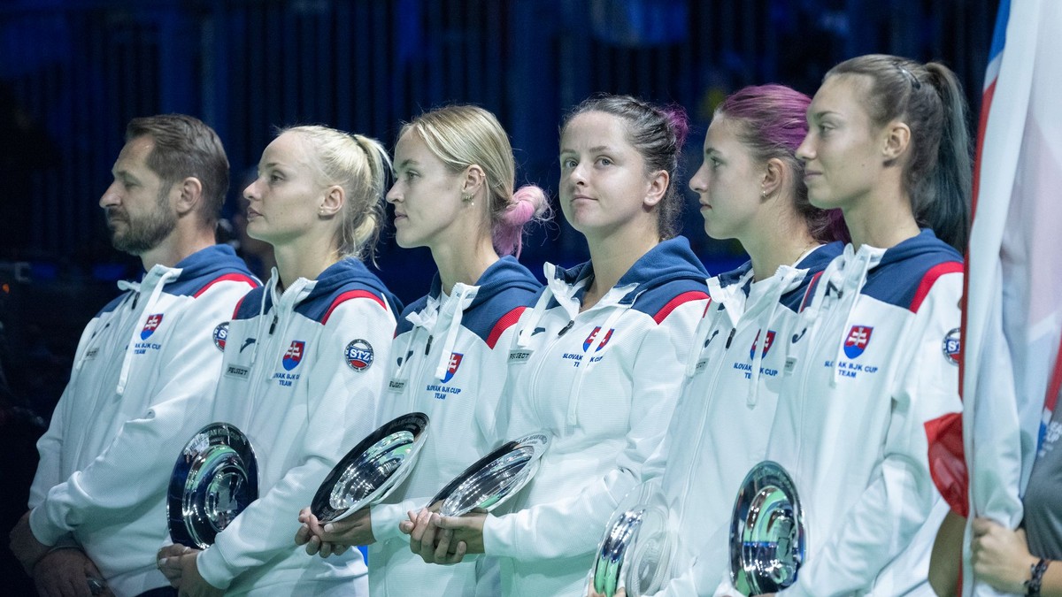 Slovenské tenistky s trofejami po finálovom dueli Slovensko - Taliansko.