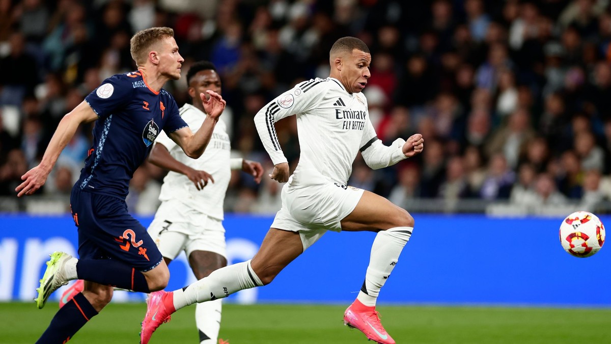 Kylian Mbappé (vpravo) počas osemfinálového zápasu Španielskeho pohára Real Madrid - Celta Vigo.