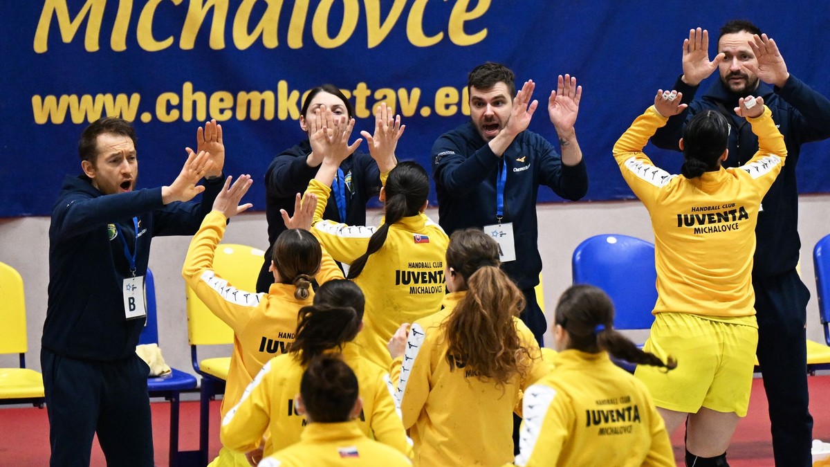 Tréner Michaloviec Peter Kostka v prvom zápase štvrťfinále Európskeho pohára EHF v hádzanej žien MŠK Iuventa Michalovce - MKS Urbis Gniezno.