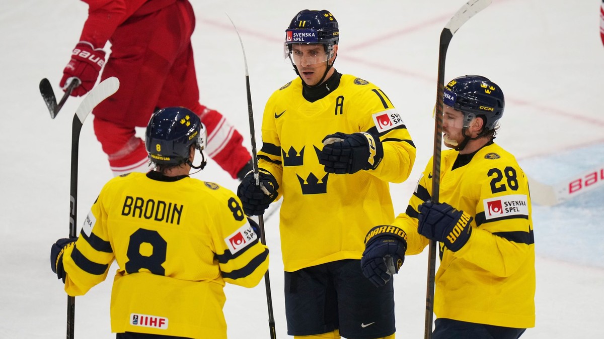 Hokejisti Švédska oslavujú gól v zápase o bronz Švédsko - Dánsko na MS v hokeji 2025.