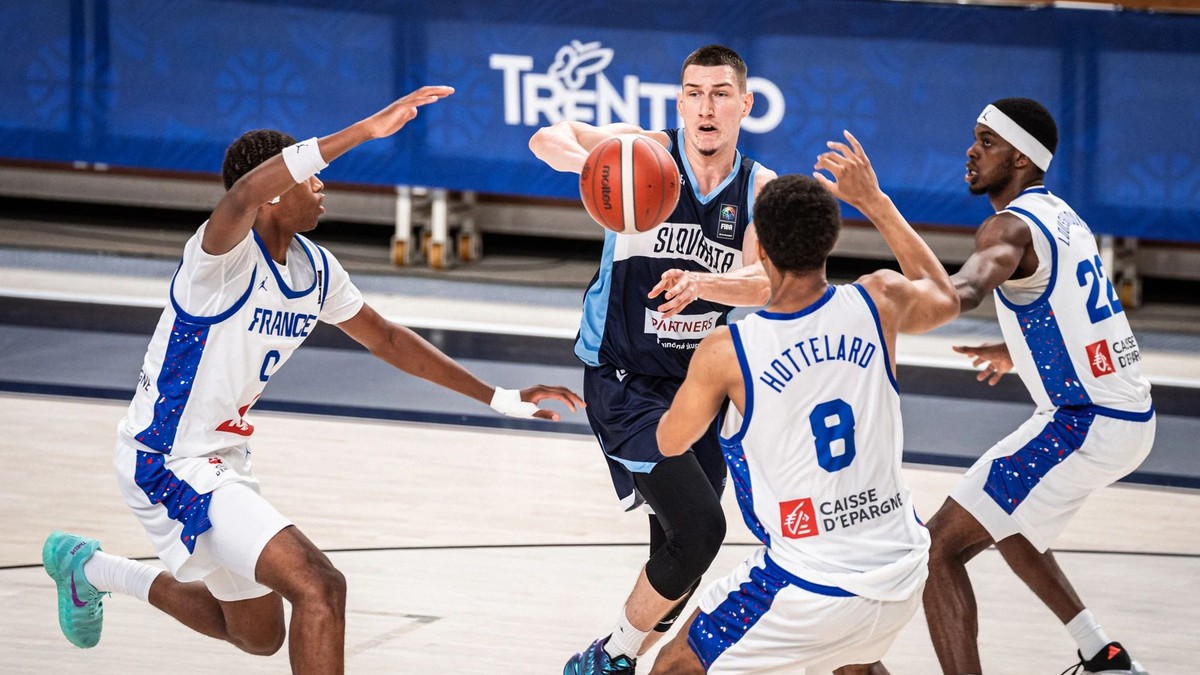 Momentka zo zápasu Slovensko - Francúzsko na ME v basketbale do 18 rokov 2026. 