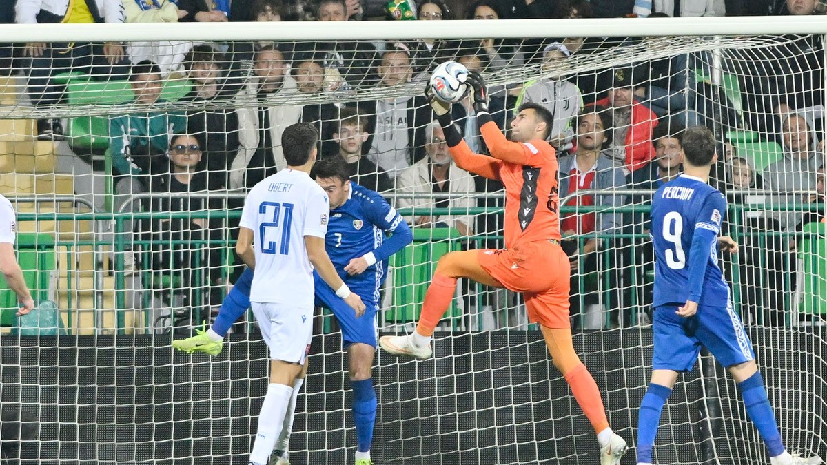 Na snímke brankár Dominik Greif (Slovensko) chytá loptu počas zápasu C-divízie Ligy národov Moldavsko - Slovensko.