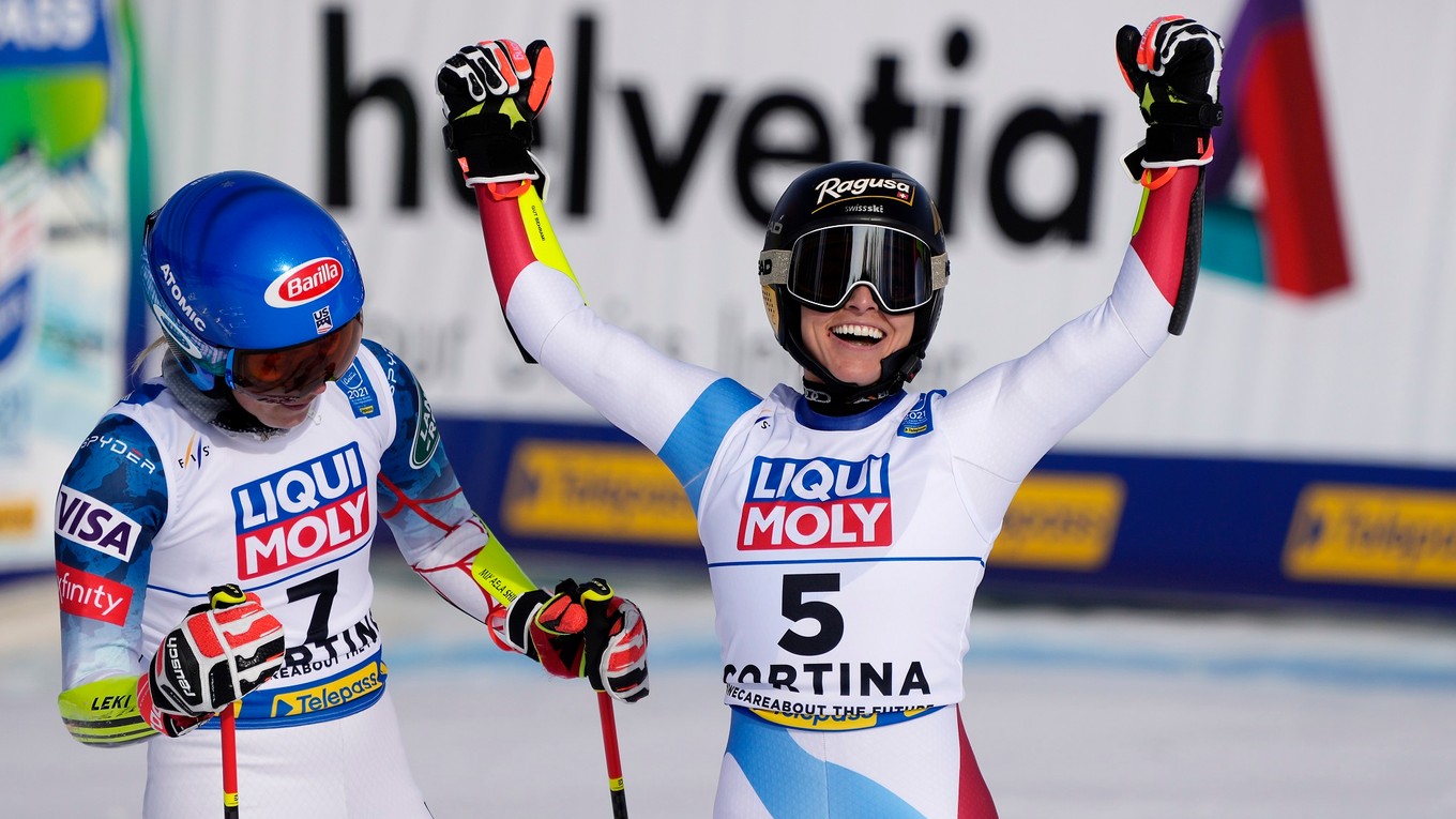 Lara Gutová-Behramiová (vpravo) a Mikaela Shiffrinová po obrovskom slalome na MS.