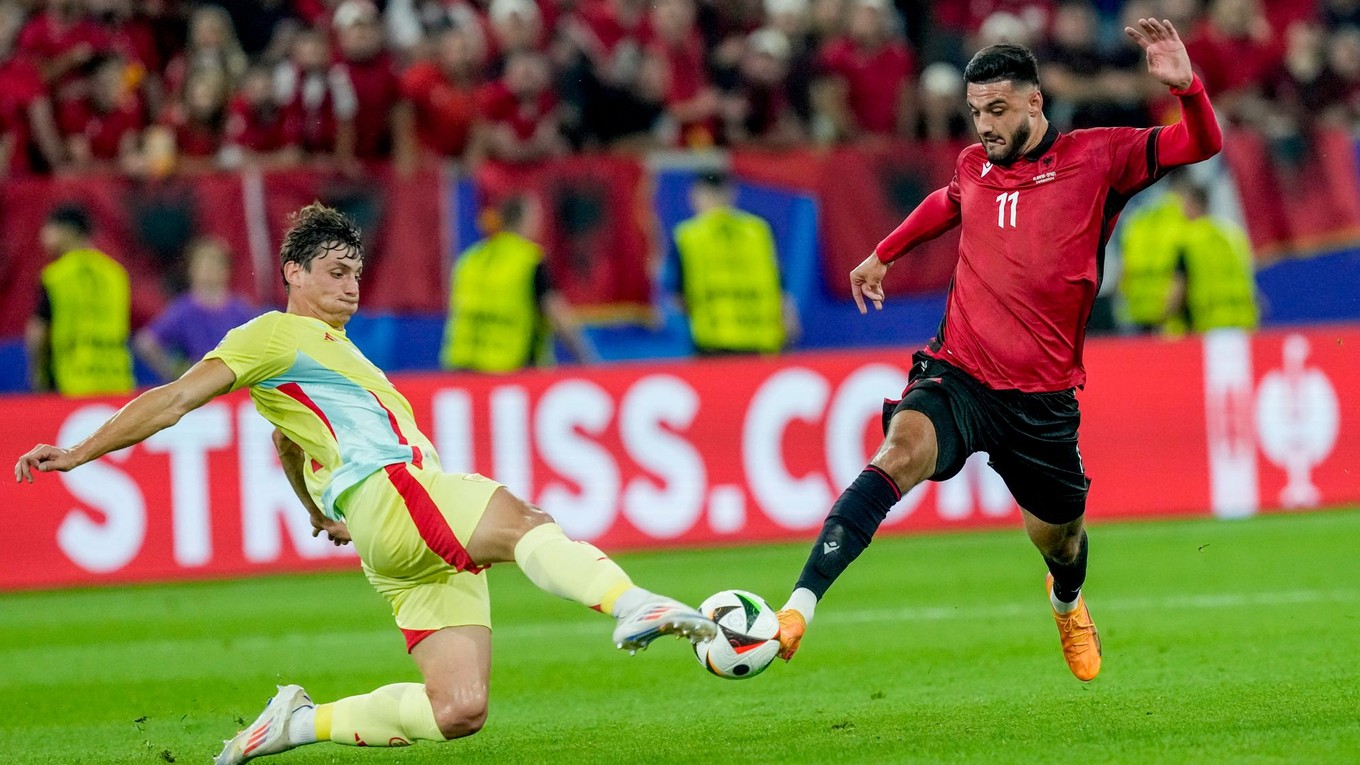 Útočník Armando Broja (vpravo) v zápase Španielsko - Albánsko na EURO 2024. 