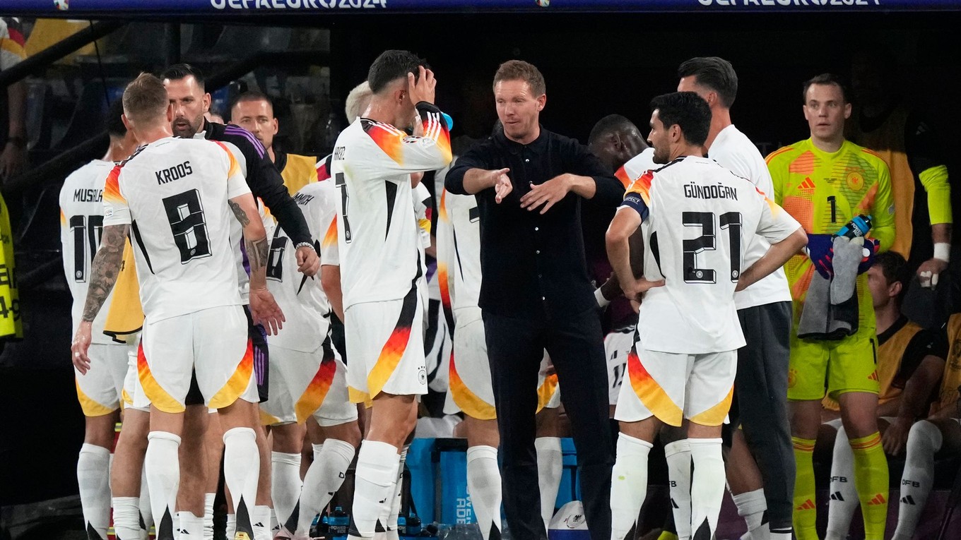Julian Nagelsmann s hráčmi Nemecka. 