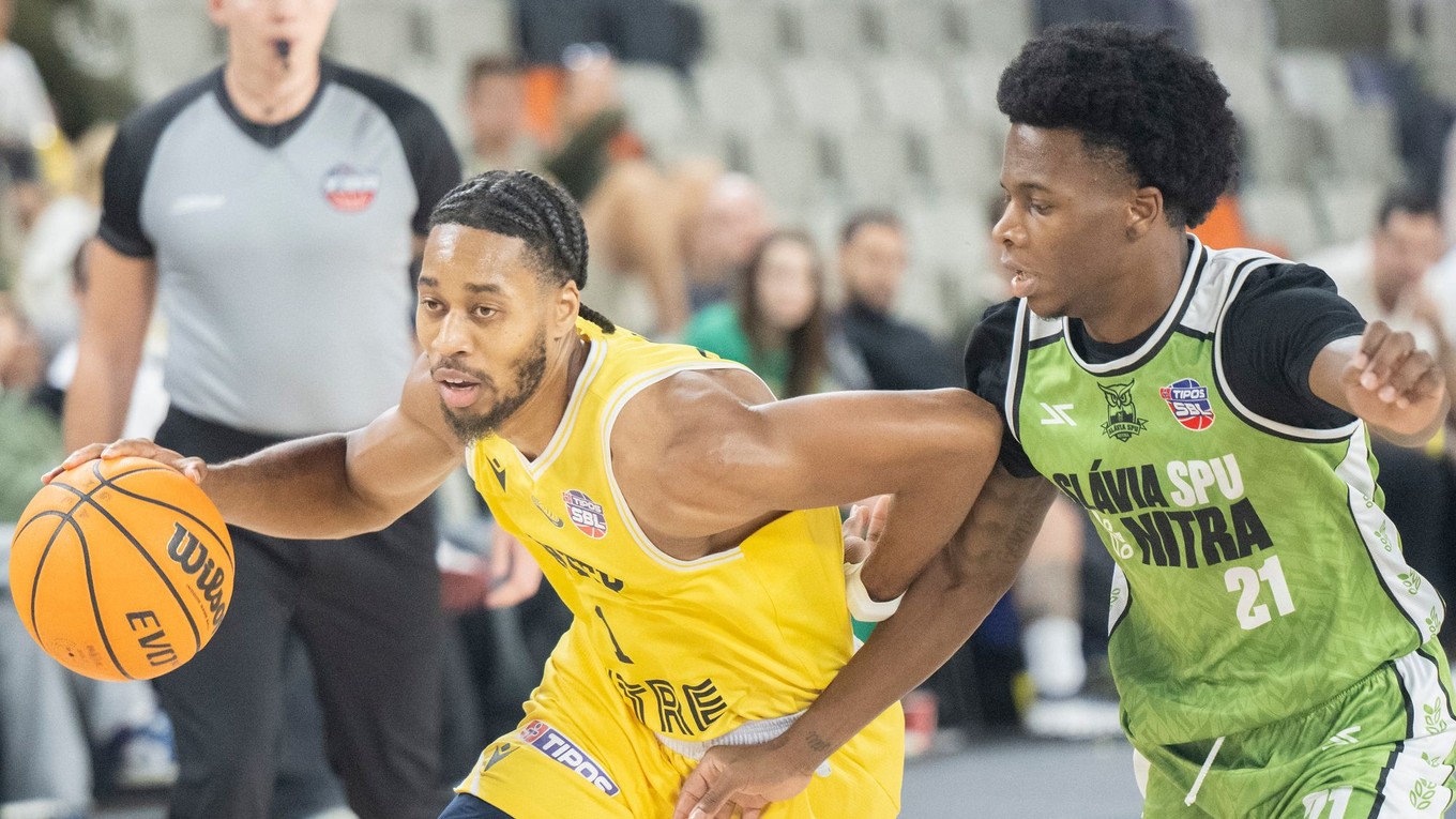 Isaiah Cousins (Inter) a vpravo Nigel Deandre Allyn Scantlebury (Slávia) v zápase 3. kola Tipos SBL.