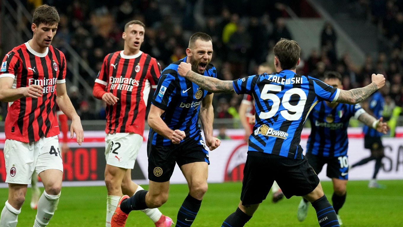 Stefan de Vrij (v strede) sa teší po strelenom góle v zápase AC Miláno - Inter Miláno.