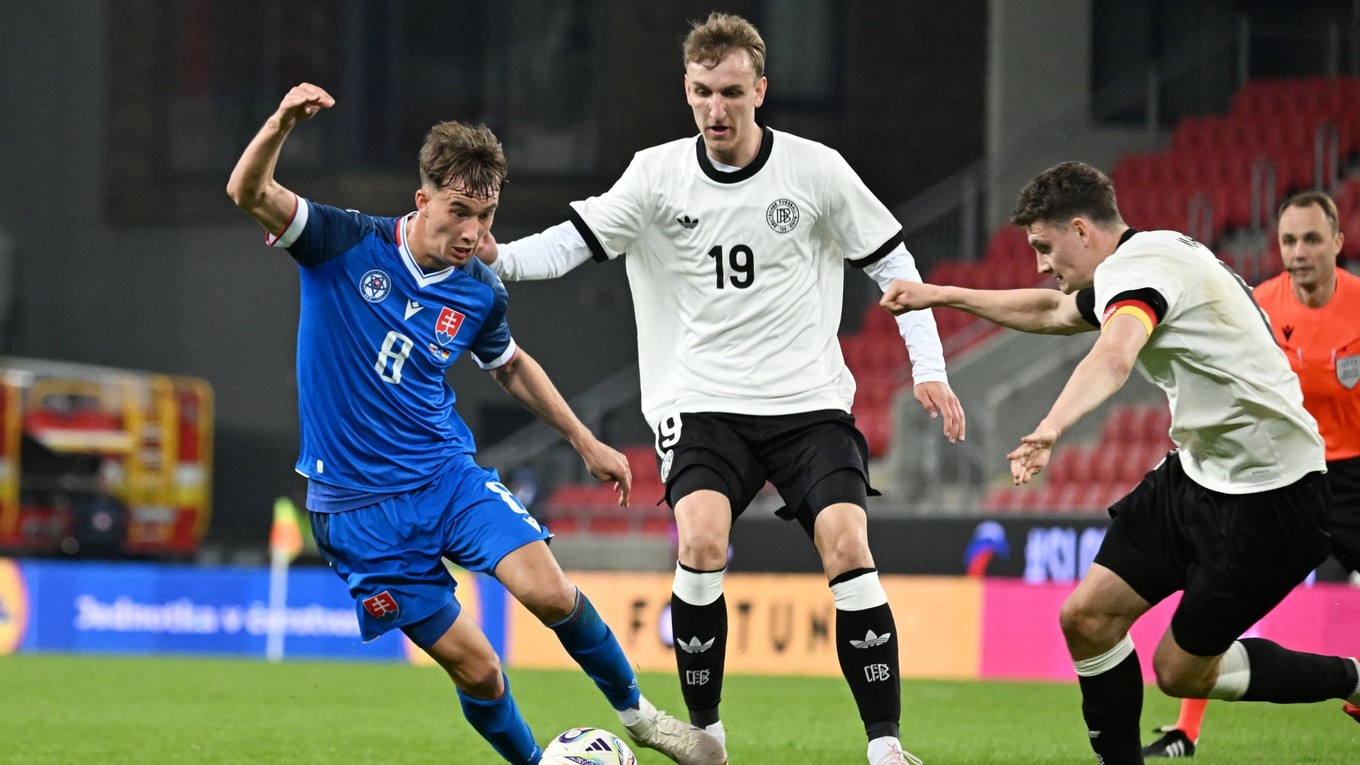 Zľava Martin Šviderský, Nelson Weiper a Eric Martel v zápase Slovensko U21 - Nemecko U21 na Štadióne Antona Malatinského v Trnave v rámci prípravy na EURO U21 2025.