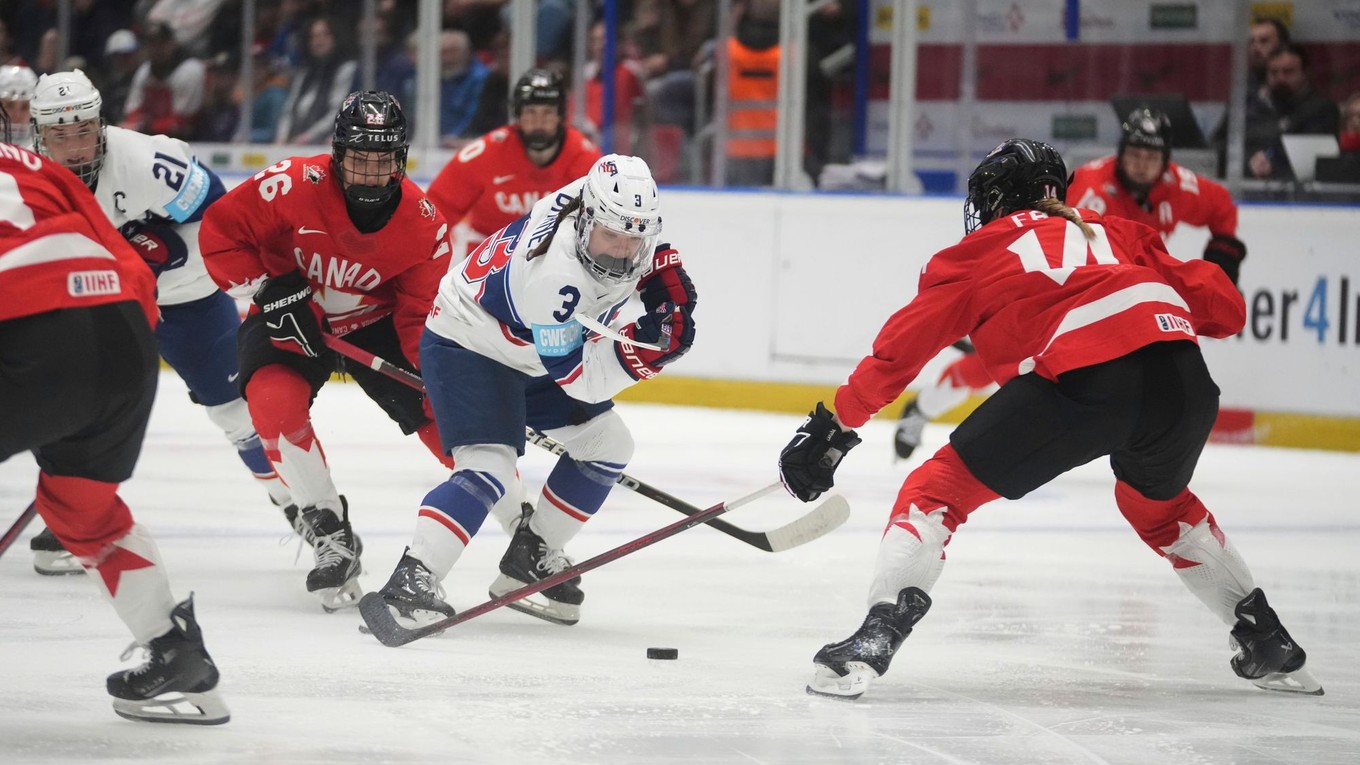 Fotka zo zápasu USA - Kanada na MS v hokeji žien 2025.