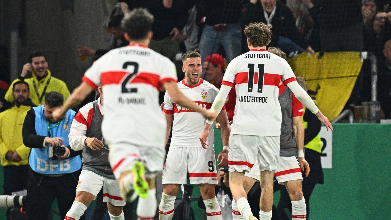 Nick Woltemade sa teší po strelenom góle v zápase VfB Stuttgart - RB Lipsko v semifinále Nemeckého pohára.