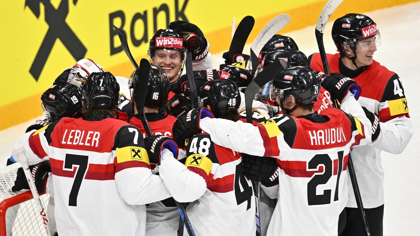 Hokejisti Rakúska oslavujú víťazstvo v zápase Slovinsko - Rakúsko na MS v hokeji 2025. 