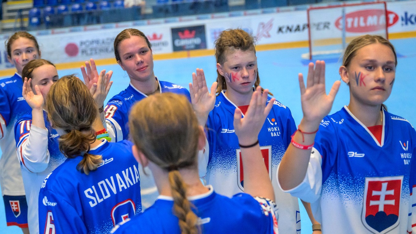 Slovenské hokejbalistky sa tešia z výhry nad USA 3:1 na MS v hokejbale U20.