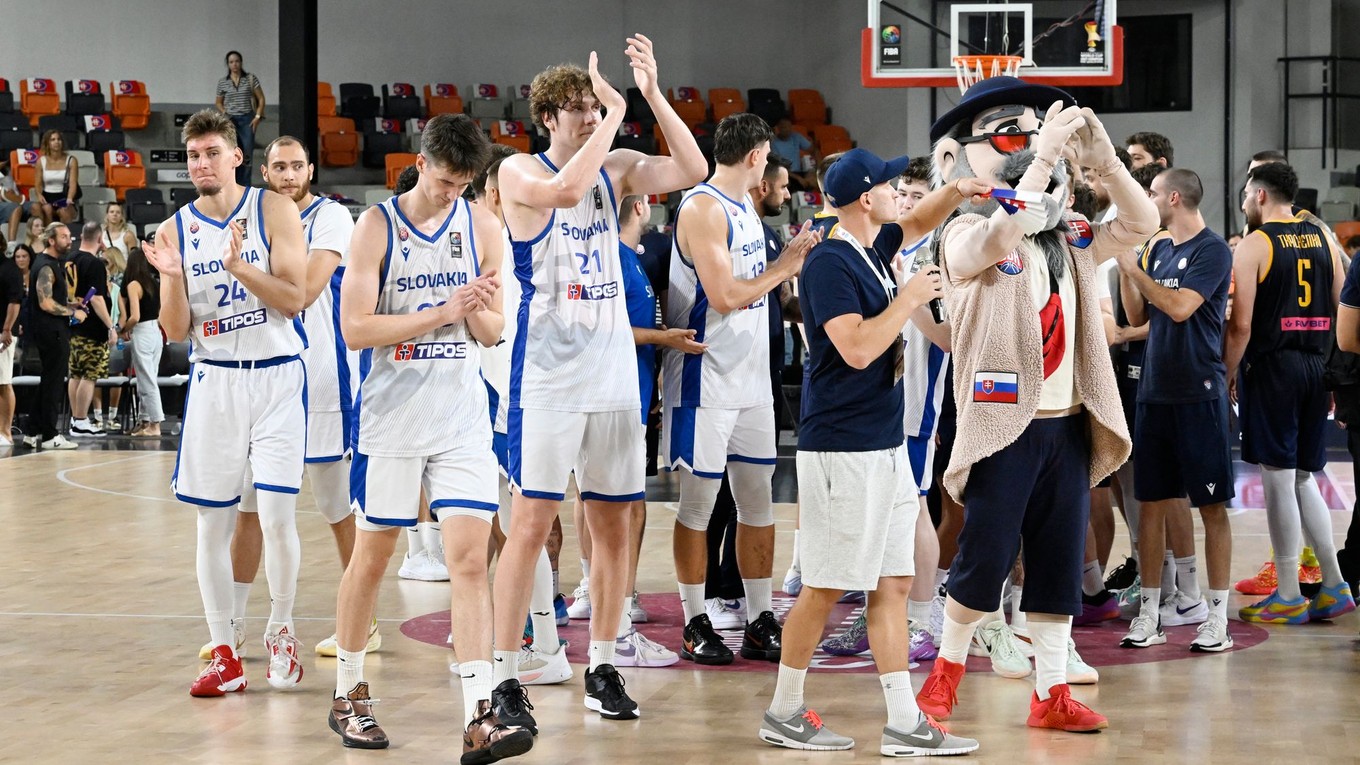 Na snímke slovenskí basketbalisti po prehratom odvetnom stretnutí s Ukrajinou druhej fázy mužskej basketbalovej predkvalifikácie MS 2027 A-skupiny Slovensko - Ukrajina.