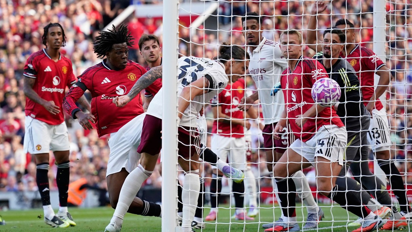 Riccardo Calafiori strieľa gól. 