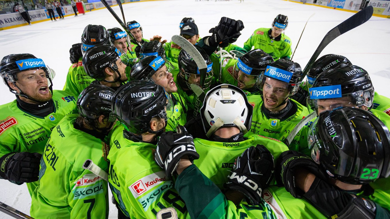 Hráči Žiliny sa radujú z víťazstva po zápase 3. kola hokejovej Tipsport ligy medzi Vlci Žilina - HC Prešov.