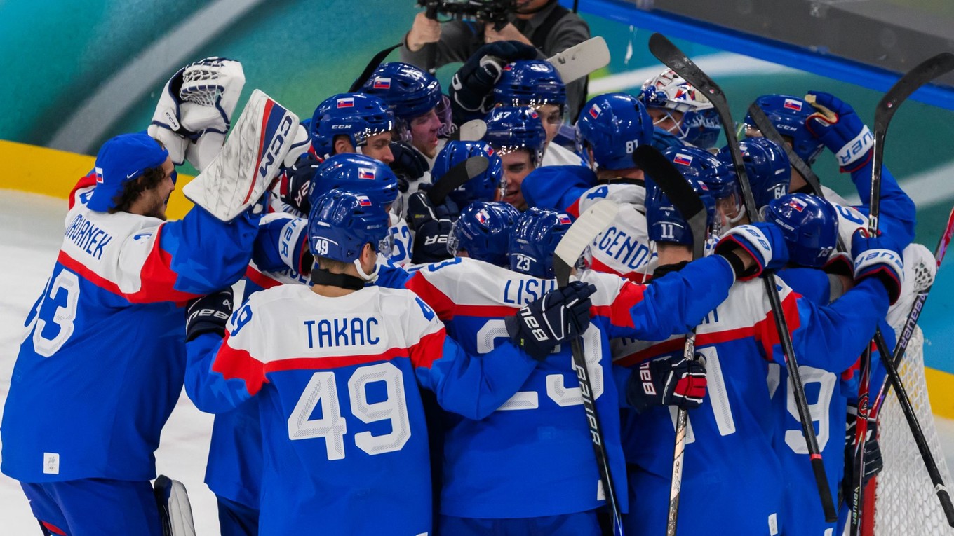 Slovenskí hokejisti sa tešia z výhry 6:2 po štvrťfinálovom dueli Slovensko - Nemecko na zimných olympijských hrách 2026.