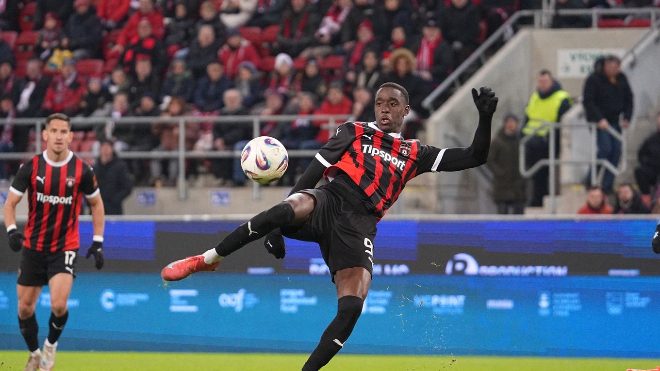 Hráč Spartaku Trnava Idjessi Yethro Metsoko (93) počas osemfinálového zápasu Slovnaft Cupu medzi Spartakom Trnava a Slovanom Bratislava.