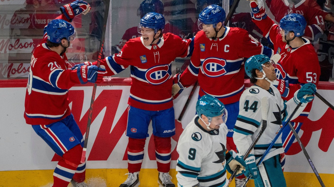 Juraj Slafkovský (vľavo) oslavuje gól so spoluhráčmi