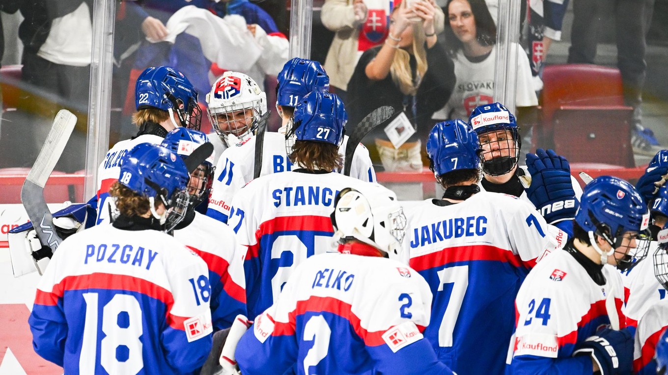 Radosť hráčov Slovenska po postupe do semifinále majstrovstiev sveta hráčov do 18 rokov.