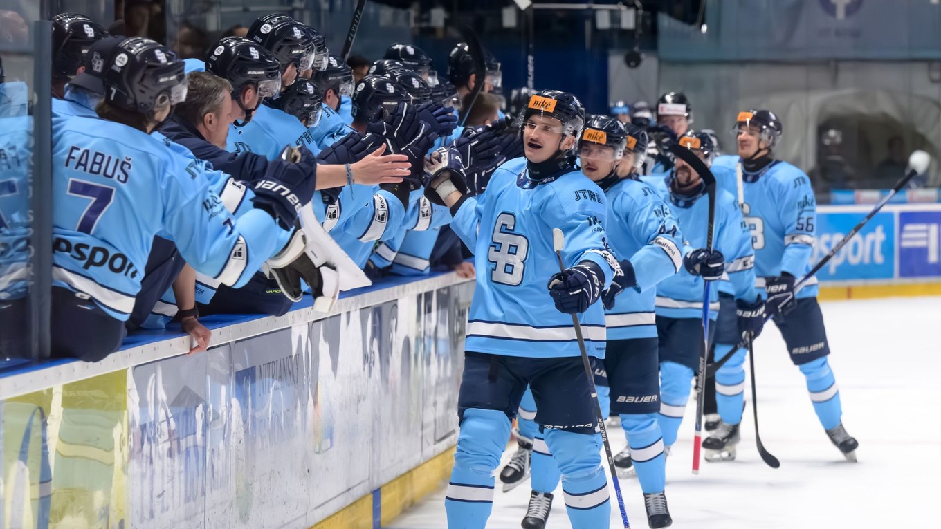 Radosť hráčov Slovana po góle v druhom zápase finále proti HK Nitra.